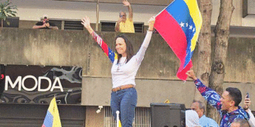 María Corina Machado violentamente interceptada durante masiva protesta contra el régimen de Maduro en Caracas