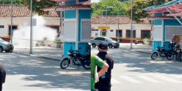 Moto sospechosa en la plaza principal de Riofrío contenía explosivos y fue destruida de manera controlada