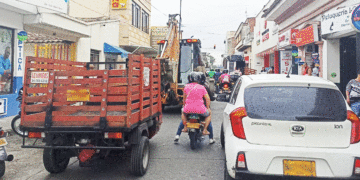 Movilización de maquinaria pesada sin precaución pone en riesgo las vías de Tuluá