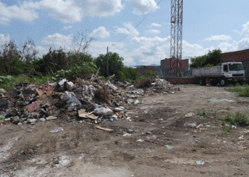 Nueva jornada de limpieza en Guayacanes: Recolectan escombros en zona escolar