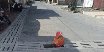 Peligro latente: Tapas de alcantarillado rotas en Bugalagrande amenazan la seguridad vial