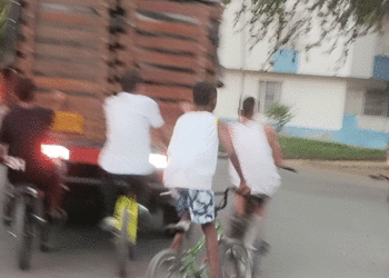 Práctica peligrosa en Tuluá: Jóvenes se aferran a camión en movimiento