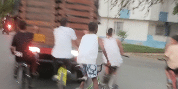 Práctica peligrosa en Tuluá: Jóvenes se aferran a camión en movimiento