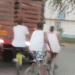 Práctica peligrosa en Tuluá: Jóvenes se aferran a camión en movimiento