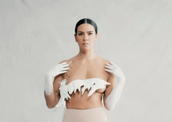 Presentadora española deslumbra con un vestido hecho de su leche materna