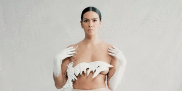 Presentadora española deslumbra con un vestido hecho de su leche materna