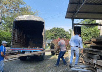 Trujillo recibió madera decomisada por la CVC para restauración de instituciones educativas