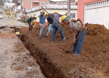 Avanzan obras de alcantarillado en la Orqueta de Lucila en Sevilla