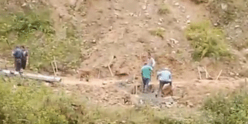 A pico y pala, campesinos de Pradera despejan vía ante la falta de respuesta de las autoridades