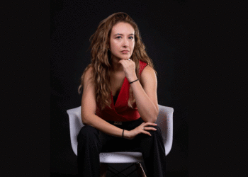 Ana Barajas rinde homenaje a la música latinoamericana con «Mango Motel»