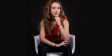 Ana Barajas rinde homenaje a la música latinoamericana con «Mango Motel»