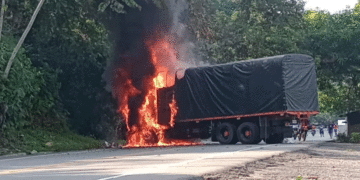 “¡No me quemen el carrito!”: conductor llora tras ataque del ELN en Chocó