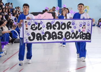 En la I.E. Julia Restrepo rindieron homenaje a las mujeres