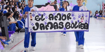 En la I.E. Julia Restrepo rindieron homenaje a las mujeres