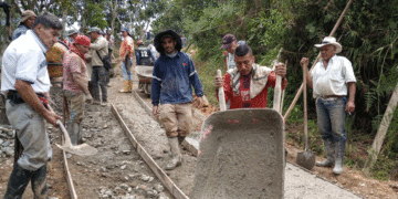 Habitantes de Tibolí unen esfuerzos para mejorar la vía con cinta huellas
