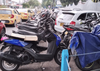 Invasión de andenes en Tuluá ponen en peligro a peatones frente al Hospital Tomás Uribe Uribe