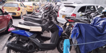 Invasión de andenes en Tuluá ponen en peligro a peatones frente al Hospital Tomás Uribe Uribe