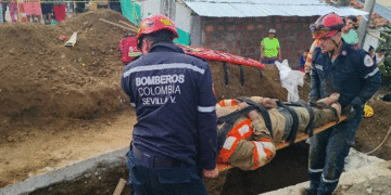 Obrero es rescatado con vida tras quedar atrapado por un desprendimiento de tierra en Sevilla