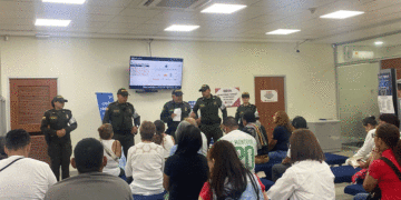Policía Comunitaria de Tuluá lidera campaña preventiva contra delitos bancarios