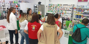 Autoridades supervisan farmacias en Buga para garantizar calidad en el servicio