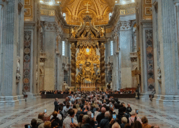 Multitudinaria despedida al papa Francisco en su segundo día de velación en el Vaticano