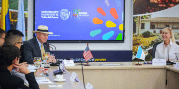 Gobernadora del Valle promueve oportunidades de inversión ante delegados de Estados Unidos