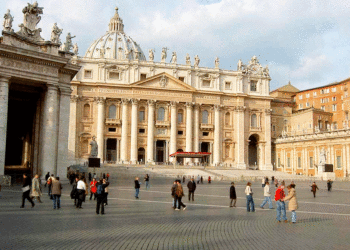 Los antiguos rituales para comprobar que el papa ha muerto y cómo se elige al nuevo pontífice