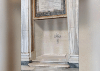 Revelan imagen de la tumba en la que será enterrado el papa Francisco