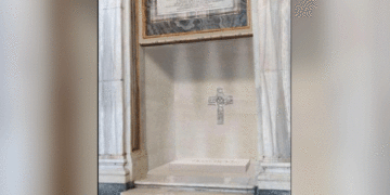 Revelan imagen de la tumba en la que será enterrado el papa Francisco