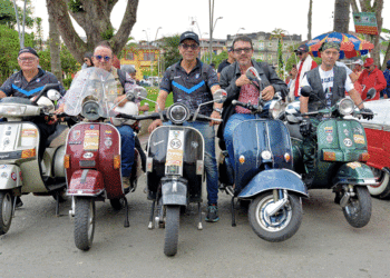 Sevilla vivió un espectacular desfile de autos clásicos en apoyo a banda juvenil