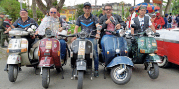 Sevilla vivió un espectacular desfile de autos clásicos en apoyo a banda juvenil