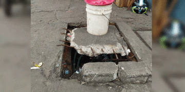 Tapa en mal estado en la galería de Tuluá representa riesgo para peatones