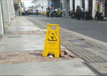 Andén en mal estado en el centro de Tuluá representa un riesgo para peatones