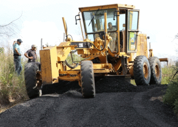 Avanzan obras de mejoramiento vial en Yotoco