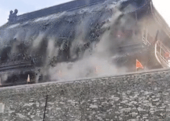 Colapsó monumento histórico en China tras reciente restauración