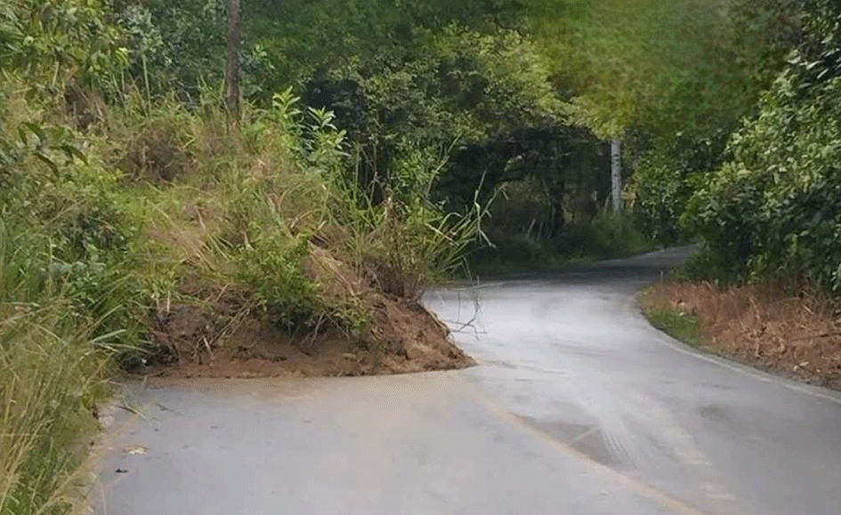 Derrumbes constantes ponen en riesgo a conductores en la vía Tuluá – La Marina
