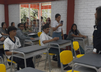 Instituciones educativas de Riofrío se fortalecen con entrega de dotación escolar