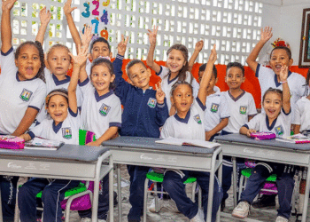 Renuevan mobiliario en 35 colegios de Riofrío: más de 2.200 estudiantes beneficiados