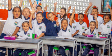 Renuevan mobiliario en 35 colegios de Riofrío: más de 2.200 estudiantes beneficiados