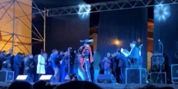 Se desploma escenario durante un aniversario escolar