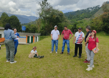 Avanza proyecto para construir cancha sintética en Cumbarco, Sevilla