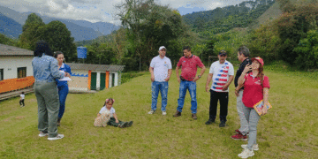 Avanza proyecto para construir cancha sintética en Cumbarco, Sevilla