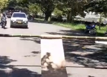 Bloqueo intermitente en la Troncal del Pacífico: comunidades exigen reparación urgente de la vía