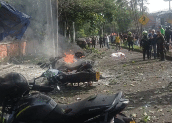 Dos atentados con explosivos dejan al menos dos muertos frente a estaciones de Policía en Cali