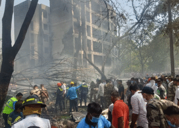 Hay un sobreviviente tras caída de avión en la India: aeronave llevaba 240 pasajeros