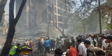 Hay un sobreviviente tras caída de avión en la India: aeronave llevaba 240 pasajeros