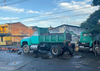 La carrera 40, convertida en taller de mecánica a cielo abierto