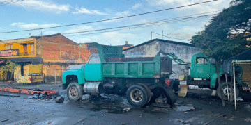 La carrera 40, convertida en taller de mecánica a cielo abierto