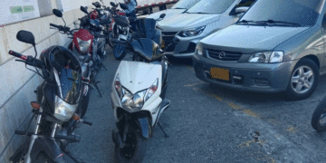 Peatones en riesgo por invasión de andén en el barrio Victoria