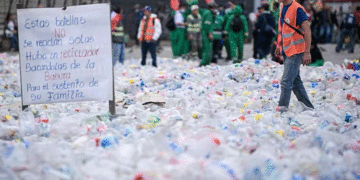 Recicladores llenaron la Plaza de Bolívar con toneladas de residuos en señal de protesta